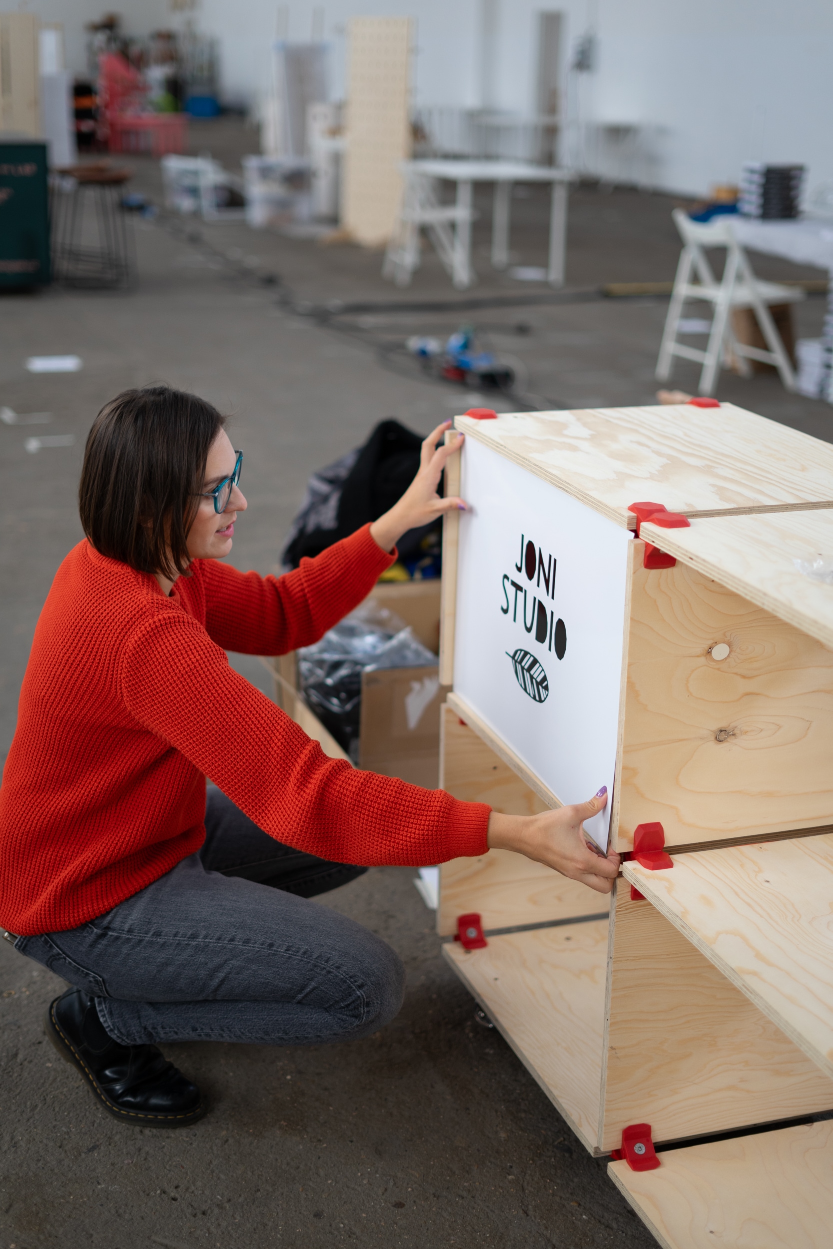 setting up the stand system for Joni Studio