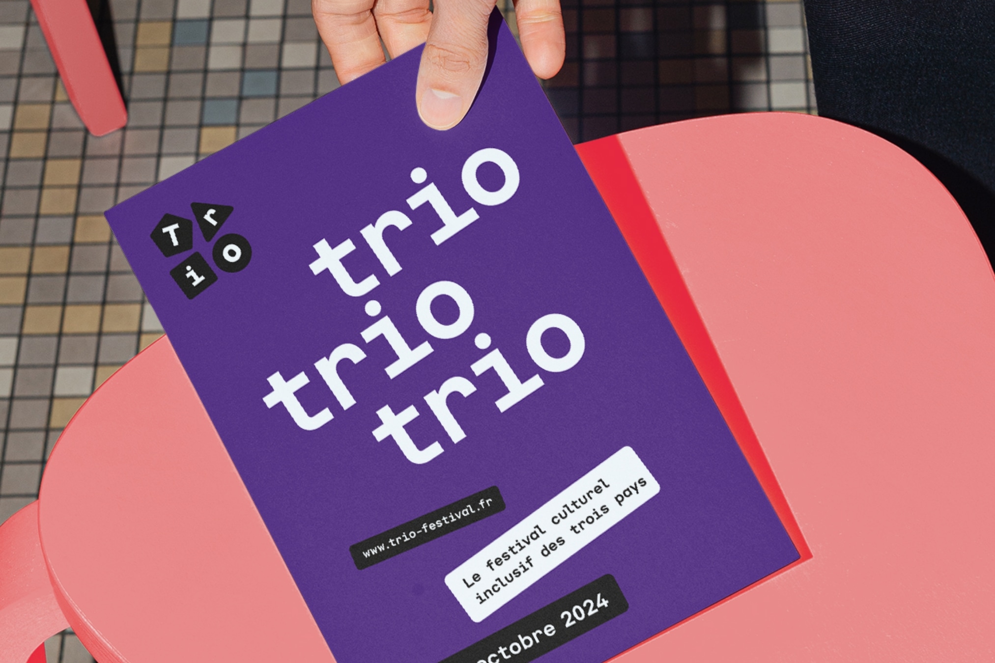 Lila TRIO Festival Postkarte mit Typografie-Layout